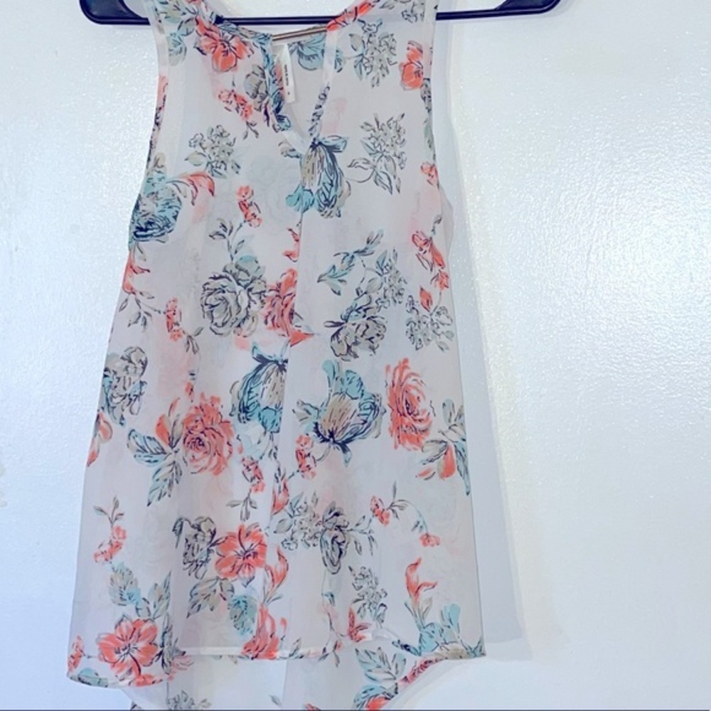 Bundle Alert π¨ 2 Floral Spring Top Size Small - Picture 2 of 15